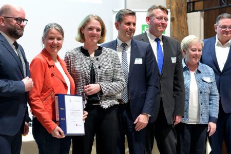 Image - Planfeststellungsbeschluss für PA 1 durch Minister Lies offiziell übergeben.